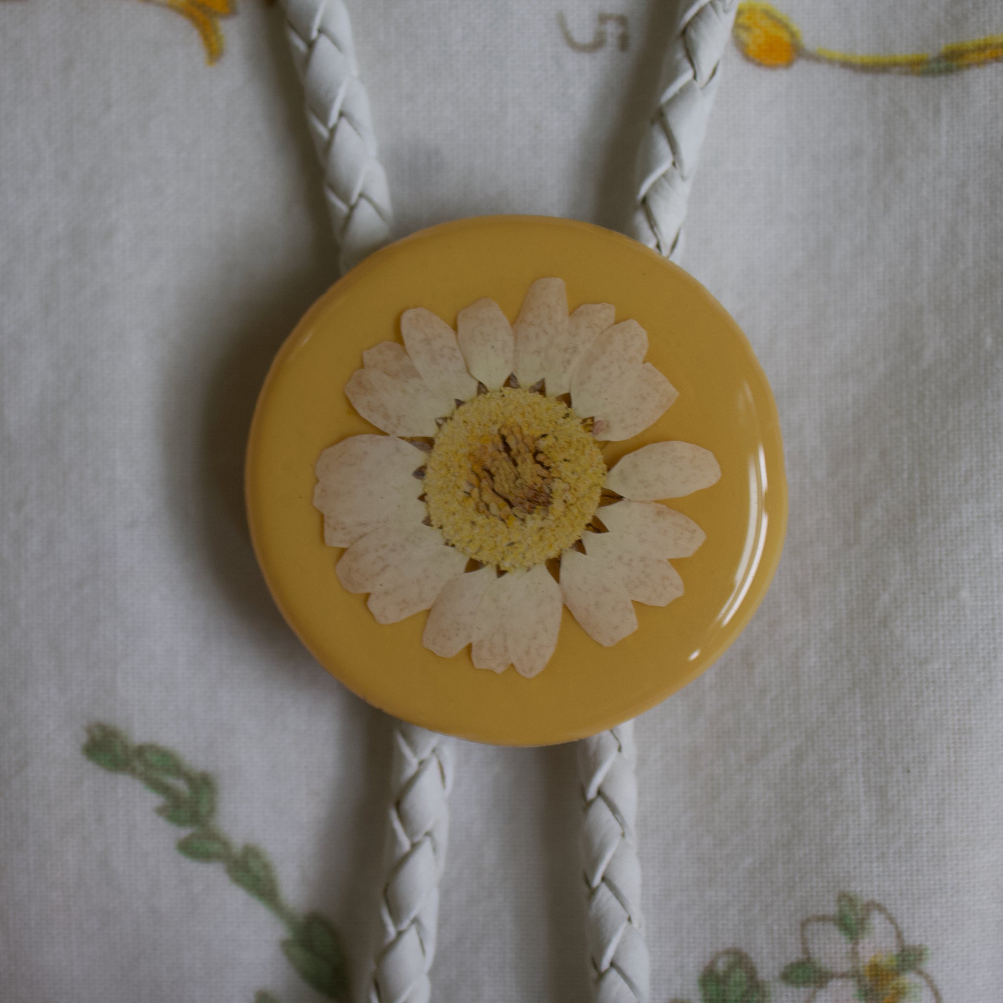 Daisy Bolo Tie - Yellow/White