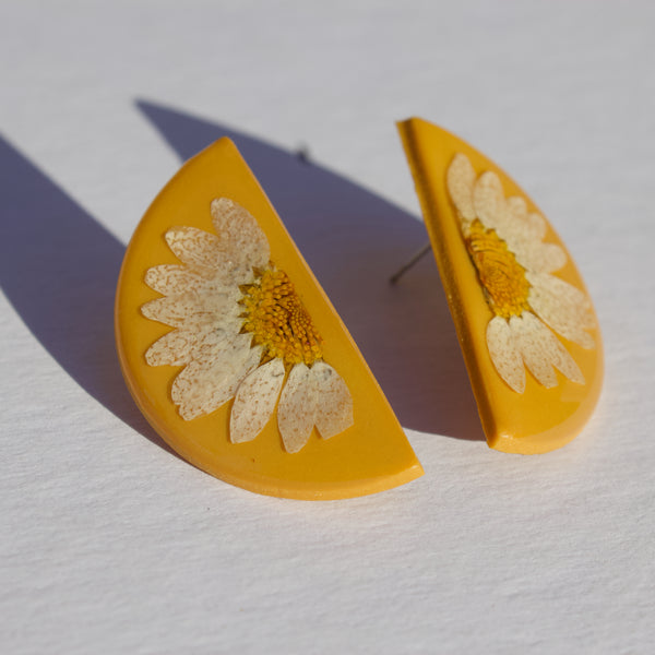 daisy studs - mustard