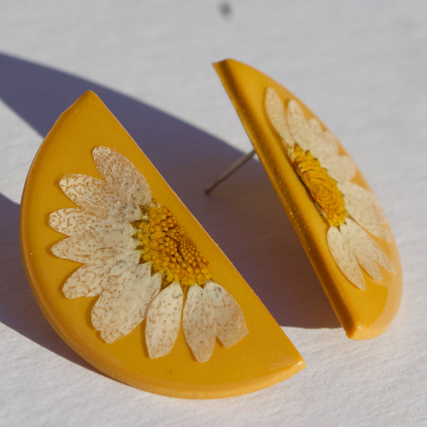 daisy studs - mustard